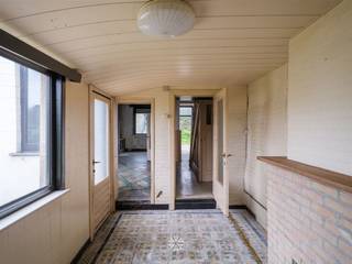<p><span>Sint-Amandsberg - </span><span>Te renoveren halfopen woning in doodlopende straat met ontwikkelingsmogelijkheden</span></p><p><span> </span></p><p><span>De belangrijkste troeven:</span></p><ul><li><span>Vlotte bereikbaarheid, nabij invalswegen en openbaar vervoer</span></li><li><span>Veel potentieel na renovatie </span></li><li><span>Authentieke elementen</span></li><li><span>Fantastische ligging/buurt in doodlopende straat</span></li><li><span>Mogelijkheid realisatie twee gesloten bebouwingen</span></li><li><span>Halfopen bebouwing met mogelijkheid bouwen tot 18m GLV en 10m verdiep</span></li><li><span>Kan breder bouwen tot tegen rechter buur</span></li></ul><p><span> </span></p><p><span> </span></p><p><span>Zo ziet het gelijkvloers eruit: </span></p><p><span>Inkomhal, afzonderlijke keuken, leefruimte, grote berging, badkamer, gezellige tuin. </span></p><p><span>Verdiep: 2 ruime slaapkamers. </span></p><p><span> </span></p><p><span>Belangrijk:</span></p><p><span>EPC: 892 kWh/m² </span></p><p><span> </span></p><p><span>Contacteer Axel Lenaerts makelaars voor meer info via <span>hanneloer@axellenaerts.be</span></span><span> of 09 245 24 24. </span></p><p><span> </span></p><p><span> </span></p><p><span> </span></p>