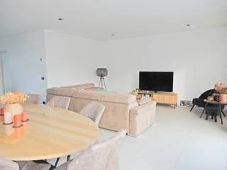 Deze recente halfopen nieuwbouwwoning is terug te vinden langs een goeie invalsweg tussen Wingene en Tielt. U geniet van een uiterst energiezuinige woning die ingericht is met kwalitatieve materialen. De woning beschikt over een aangelegd terras, tuin met tuinhuis &amp; een fantastisch uitzicht op de velden. Voor de woning is er ook parkeermogelijkheid.<br /><br />Indeling:<br />GV: inkomhal met vestiairekast - gastentoilet – lichtrijke leefruimte met vloerverwarming op elektriciteit – open keuken met eiland, tal van kastruimte, koelkast, oven, combioven, koken op inductie, dampkap, vaatwasmachine – berging/wasruimte en ruime inpandige garage met technische ruimte.<br />1e V: nachthal – 3 slaapkamers en badkamer met inloopdouche, dubbele lavabo en toilet.<br /><br />Algemeen:<br />- EPC 34 - label A<br />- Energiezuinige woning<br />- Warmtepomp voorzien<br />- Zonnepanelen aanwezig<br />- Armaturen aanwezig<br />- Lamellen aanwezig in de keuken<br />- Snoeiwerk door eigenaar, inbegrepen in de huurprijs<br />- Vrij vanaf 31/12/2025<br /><br />Huurprijs: € 995/maand.