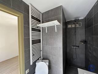 Informatie appartementsgebouwVergund appartementsgebouw op de hoek van de binnenkort vernieuwde en groene Van Maerlantstraat! Het gebouw is momenteel...