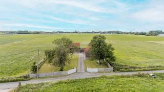 Midden in het landelijke groen van Tielt vinden we deze charmante vrijstaande hoevewoning terug, gelegen op een uitzonderlijk perceel van maar liefst 7.215 m², inclusief schuur en uitgestrekt weiland.<br /><br />Dankzij de unieke ligging geniet u hier van adembenemende verzichten, absolute rust en maximale privacy. Een zeldzame combinatie die vandaag nog moeilijk te vinden is en deze eigendom bijzonder aantrekkelijk maakt.<br /><br />De woning werd doorheen de jaren steeds zorgvuldig onderhouden en vormt een uitstekende basis voor renovatie. Daarnaast werden de stedenbouwkundige mogelijkheden reeds afgetoetst, waarbij blijkt dat een sloop- en heropbouwproject mogelijk is aan het verlaagde btw-tarief van 6%, onder voorbehoud van de geldende wetgeving en voorwaarden.<br /><br />Of u nu droomt van een landelijke gezinswoning, een karaktervolle renovatie of een volledige herontwikkeling op een toplocatie, deze eigendom biedt een uitzonderlijk potentieel in een groene en rustige omgeving.<br /><br />Bent u op zoek naar een unieke woonlocatie in Tielt, omringd door natuur, met een ruim perceel en tal van mogelijkheden? Schrijf u dan vandaag nog in voor ons lanceermoment op zaterdag 27 juni en ontvang een persoonlijk bezoekmoment samen met het volledige verkoopdossier.<br /><br />De geadverteerde prijs betreft een richtprijs en is niet bindend voor de verkoper.