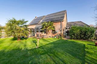 We Invest - Située à Petit-Enghien, à la limite de Rebecq, cette charmante villa datant de 2006 offre un cadre de vie paisible et verdoyant tout...