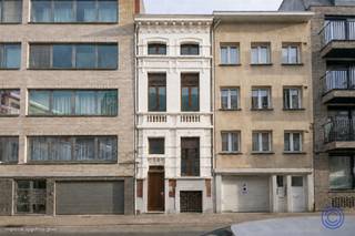 <p><span>Informatie woning<br /></span><span>Authentiek gebouw uit 1982 heeft een karaktervolle gevel en bijzonder veel potentieel. Op de gelijkvloerse verdieping bevindt zich naast de praktische berging met de nutsmeters, de ruime geïnstalleerde keuken op tegel die tevens toegang biedt tot een zuidoostgerichte stadskoer van ongeveer 7 m². Op de eerste verdieping bevindt zich een slaapkamer van ca. 13 m² aan de achtergevel, een badkamer met douche, lavabo en spiegel en een afzonderlijk toilet. De tweede verdieping biedt twee ruime slaapkamers van respectievelijk 13m² en 15 m², mooi afgewerkt met laminaat en verdeeld over de achter- en voorgevel, en dezelfde indeling vind je terug op de derde verdieping waardoor het pand in totaal vijf volwaardige slaapkamers telt. Met een EPC-label D, een niet-conforme elektrische keuring en een asbestveilig attest biedt dit huis een solide basis voor wie wil renoveren en zijn eigen stempel drukken. De ligging is een absolute troef: rustig en toch centraal, vlak bij het Stadspark en omgeven door supermarkten, scholen en horecazaken. Dankzij de nabijheid van de belangrijkste in- en uitvalswegen en het Centraal Station op wandelafstand is mobiliteit gegarandeerd en met een Mobiscore van 10 op 10 is dit een uitzonderlijk goed gelegen woning met enorm veel mogelijkheden. Bieden op de woning kan vanaf de instelprijs van 349.000 euro.</span></p><p><span> </span></p><p><span>Indeling</span></p><p><span>GLV: </span></p><ul><li><span>Inkomhal op tegel.</span></li><li><span>Praktische berging op tegel met elektriciteitsmeters en een watermeter.</span></li><li><span>Ruime geïnstalleerde keuken op tegel dat toegang biedt tot de zuidoost georiënteerde stadskoer van ca. 7m².</span></li></ul><p><span>V1: </span></p><ul><li><span>Slaapkamer ca. 13m² op laminaat aan de achtergevel.</span></li></ul><ul><li><span>Badkamer op tegel voorzien van een douche, lavabo en spiegel.</span></li></ul><ul><li><span>Apart toilet.</span></li></ul><p><span>V2: </span></p><ul><li><span>Slaapkamer ca. 13m² op laminaat aan de achtergevel.</span></li><li><span>Slaapkamer ca. 15m² op laminaat aan de voorgevel.</span></li></ul><p><span>V3:</span></p><ul><li><span>Slaapkamer ca. 13m² op laminaat aan de achtergevel.</span></li><li><span>Slaapkamer ca. 15m² op laminaat aan de voorgevel.</span></li></ul><p><span> </span></p><p><span>Extra's</span></p><ul><li><span>Stadskoer.</span></li><li><span>5 volwaardige slaapkamers.</span></li><li><span>Enorm potentieel.</span></li></ul><p><span> </span></p><p><span>Algemene informatie</span></p><ul><li><span>EPC: Label D (371 kWh/m² jaar).</span></li><li><span>Elektrische keuring: niet conform.</span></li><li><span>Asbestattest: asbestveilig.</span></li></ul><p><span> </span></p><p><span>Gebouw</span></p><ul><li><span>Authentiek gebouw met een karaktergevel en een enorm potentieel dat wat liefde nodig heeft.</span><span> </span></li><li><span>Bouwjaar 1982.</span></li></ul><p><span> </span></p><p><span>Ligging</span></p><ul><li><span>Rustige centrale ligging om de hoek van het Stadspark. </span></li><li><span>Supermarkten, scholen en horeca in de directe omgeving.</span></li><li><span>Naast zijn nabijheid van in- en uitvalswegen naar de ring is het Centraal Station op wandelafstand.</span></li><li><span>MOBISCORE: 10/10!</span></li></ul><p><span> </span></p>