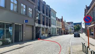 In the Ezelstraat, one of the main access roads to the city center of Bruges, we offer a parking space for rent. The parking space (n° 20) is...