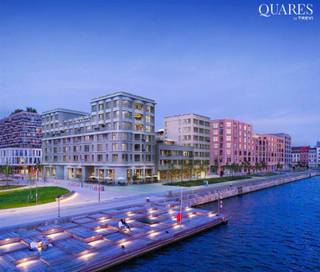 <p><strong>Quares - TREVI Groep presenteert :<br />Welkom in Terhaven! </strong><br /><br />Dit inspirerend project in de duurzame Cadixwijk, pal aan het autovrije en groene Schengenplein, heerlijk uitkijkend over het water en vlakbij het centrum, heeft alles om u te laten wonen zoals u bent.<br /><br /><strong>Appartementen met hoogstaande afwerkingsgraad<br /></strong><br />Terhaven biedt een veelheid aan inventieve en stijlvolle appartementen waar u ongeacht uw leeftijd en levensstijl kunt wonen zoals u bent. <br />In de hogere lagen van de vier hoektorens bevinden zich woningen die zich onderscheiden met een panoramisch zicht over de unieke omgeving. Ieder appartement beschikt over een privaat terras waar u uitkijkt op de groene binnentuin, het water of het fantastische Schengenplein.<br /><br /><strong>Gezellige oase</strong><br /><br />Terhaven bestaat uit vier hoektorens van zeven lagen die via een sokkel met elkaar zijn verbonden en zo samen een speelse en beschermende schil vormen rondom de collectieve binnentuin. Dankzij de lagere gebouwdelen aan de west- en zuidzijde bereikt het daglicht maximaal deze gezellige oase waar bijzondere aandacht werd besteed aan akoestiek.<br />Daarbovenop heeft u als bewoner toegang tot een ruim en zonovergoten dakterras. Deze extra gemeenschappelijke buitenruimte is dé ideale plek om even helemaal tot rust te komen.<br /><br /><strong>Zoals u het verlangt<br /></strong><br />Terhaven combineert een hoogkwalitatieve afwerking met duurzame troeven die u volgens uw eigen smaak en noden kunt personaliseren. In de verkoopprijs van ieder appartement is een budget voorzien voor de keuken, badkamer, vloeren en binnendeuren. Hiermee kunt u zelf kiezen hoe u uw appartement wil afwerken en personaliseren.<br />Ieder appartement is aangesloten op een efficiënte gemeenschappelijke warmtepomp, in combinatie met vloerverwarming en koeling. U kunt zelf beslissen hoe energiezuinig uw appartement wordt en hoe groot uw fiscaal voordeel zal zijn. Bij E30 geniet u de eerste vijf jaar alvast van 50% korting op uw onroerende voorheffing.<br /><br /><strong>Cadixwijk</strong> <br /><br />Terhaven bevindt zich in de Cadixwijk, een wijk dat een fascinerende transformatie heeft ondergaan. Het project, gelegen aan de kalme wateren van de dokken, biedt een adembenemend uitzicht op de jachthaven en de levendige stadshorizon. <br /><br />Rondom het project vinden we een harmonieuze mix van groene ruimtes en stedelijke voorzieningen. Wandelpaden langs het water bieden een vredige ontsnapping uit de stadsdrukte, terwijl de nabijgelegen parken een groene oase vormen voor recreatie en ontspanning. Deze groene zones versterken het gevoel van gemeenschap in de buurt en bieden ruimte voor zowel rust als sociale interactie.<br /><br />De Cadixwijk staat ook bekend om zijn levendige atmosfeer, met een scala aan lokale cafés, restaurants en boetieks die een unieke, lokale ervaring bieden. Deze etablissementen, vaak gehuisvest in sfeervol gerenoveerde pakhuizen en oude havengebouwen, geven een uniek karakter aan de buurt.<br /><br />Bovendien is de wijk goed verbonden met de rest van de stad. De aanwezigheid van verschillende tram- en bushaltes zorgt voor een vlotte toegang tot het stadscentrum en andere delen van Antwerpen. Voor de bewoners van het nieuwbouwproject betekent dit een perfect evenwicht tussen de rust van een waterrijke omgeving en de dynamiek van het stadsleven.</p>