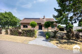 Gelegen in een groene, landelijke omgeving, omgeven door velden, biedt deze instapklare woning met nieuwe keuken en badkamer, volop rust en...