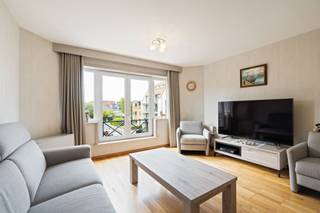 <p><span>Zonnig en instapklaar appartement op toplocatie in Bredene</span></p><p><span>Droom je van een eigen plekje aan zee waar je meteen kan intrekken? Dan is dit lichtrijke appartement op de 2de verdieping in de Peter Benoitlaan 22 precies wat je zoekt.</span></p><p><span>Hier woon je rustig, maar toch supercentraal: winkels, tram en het strand liggen allemaal op wandelafstand. Ideaal als vaste woonst, tweede verblijf of slimme investering aan de kust.</span></p><p><span>Binnenin word je meteen verwelkomd door een aangename, open leefruimte met veel lichtinval dankzij de mooie zuidwestoriëntatie. De keuken sluit hier naadloos op aan en is netjes en praktisch ingericht perfect voor gezellige momenten met familie of vrienden. Het appartement beschikt over twee slaapkamers met toegang tot het balkon. Ook de badkamer is verzorgd en functioneel, met douche en plaats voor een wasmachine. Daarenboven zijn er twee bergingen.</span></p><p><span>Extra pluspunten? Het gebouw is rustig en goed onderhouden, en dankzij de goede EPC-score woon je hier ook energiezuinig.</span></p>