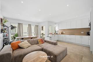 <span><strong>**Gerenoveerde appartementen Stadscentrum Mechelen**<br /><br /></strong><span>Middenin de historisch binnenstad, namelijk in de Lange Schipstraat, bieden we met veel plezier deze appartementen aan! Dit gebouw werd recent volledig gerenoveerd en omvat een combinatie van 1 en 2 slaapkamer appartementen. Naar indeling toe kan je een inkomhal met apart toilet vinden. Een open leefruimte met ingerichte keuken en dit grenzende aan het terras. Ook de badkamer met dubbele lavabo en douche is volledig geïnstalleerd en ingericht. Verder is er een berging met aansluiting voor wasmachine en ook op de kelderverdieping is elk appartement voorzien van een berging. Bijkomend bieden wij 3 autostaanplaatsen te koop aan dewelke exclusief de vraagprijs aangekocht kunnen worden aan 30.000,- EUR/ st.<br /><br /></span><span><strong>Je kan dit project vinden op www.connect-immo.be ! <br />Meer informatie of een bezoek ter plaatse? Met plezier! Contacteer onze vastgoedmakelaar Ilse: office@connect-immo.be of 016 229 228.<br /><br /></strong><span>App 0001: 295.000€ met een EPC-score B<br />App 0101: 270.000€ met een EPC-score C<br />App 0102: 305.000€ met een EPC-score B<br />App 0201: 280.000€ met een EPC-score B<br />App 0202: 315.000€ met een EPC-score B</span></span></span>