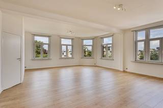 Indeling: Verdieping 2 (147m²):- inkomhal- woonkamer en eetkamer- uitgeruste keuken- wasruimte die aansluit aan de keuken- badkamer 1 met lavabo, bad en toilet- slaapkamer 1 (24m²) - slaapkamer 2 (21m²) - slaapkamer 3 (13m²) die aansluit aan de 2de slaapkamer- badkamer 2 met lavabo, bad en toiletBijzonderheden:- ruim, lichtrijk appartement met 3 slaapkamers- conforme elektriciteit - volledig asbestveilig- gunstige EPC-score- het dak werd reeds volledig geïsoleerd in 2023 en werd voorzien van een elektrische dakkoepel- Toplocatie vlakbij openbaar vervoer, winkels, scholen, parken en nabij Antwerpen stadBent u geïnteresseerd in dit lichtrijke appartement te koop in Antwerpen? Aarzel dan niet om contact met ons op te nemen via janice.racaj@dewaele.com of op 03 206 76 73.Wenst u uw eigendom ook te koop of te huur te stellen? We helpen u graag verder.Steeds tot uw dienst om u verder te helpen met al uw vragen over vastgoed!