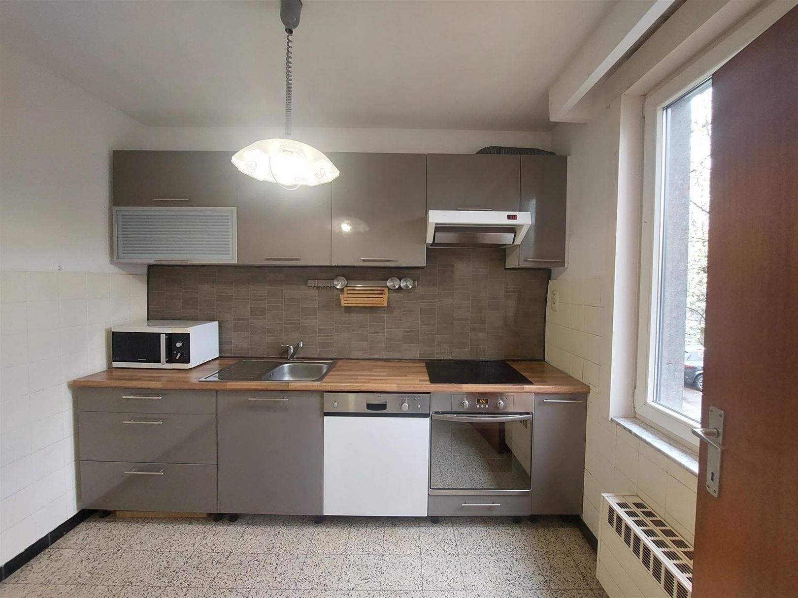 Appartement met 2 slaapkamers, terras en garage. - foto 4