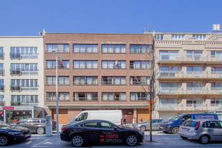 Zéér ruim, onbemeubeld woonappartement te huur in het hartje van Nieuwpoort-Bad. Voorzien van 2 zéér grote slaapkamers, een ruime badkamer en riante leefruimte is dit een echte topper in zijn segment. Ideaal voor vast bewoning of als uitvalsbasis voor uw stek aan zee. Mogelijkheid tot het bijhuren van een garage in de directe omgeving.<br />75 EUR voorschot syndicuskosten. <br />EPC =135