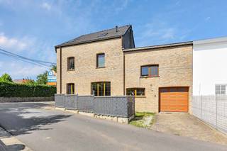 <p>Bent u op zoek naar <strong>een instapklare gezinswoning met een aangename lichtinval</strong>, een praktische indeling en een centrale ligging? Dan is <strong>deze charmante woning in het hart van Denderhoutem</strong> beslist een bezoek waard. De woning bevindt zich op een uitstekende locatie, op wandelafstand van winkels, supermarkten, scholen, openbaar vervoer, horecazaken en andere dagelijkse voorzieningen. <br />Bovendien geniet u van een vlotte verbinding naar de belangrijkste invalswegen, waardoor u zich gemakkelijk verplaatst naar de omliggende steden en gemeenten. Het gelijkvloers omvat een inkomhal, een gastentoilet, een lichtrijke leefruimte met <strong>een gezellige houtkachel</strong>, een volledig uitgeruste keuken en <strong>een inpandige garage. </strong>Op de eerste verdieping vinden we een nachthal, een ruime berging,<strong> twee volwaardige slaapkamers</strong> en een ruime badkamer van maar liefst 14 m². <strong>De zolder werd ingericht als een stijlvolle master bedroom met een praktische dressing, </strong>wat zorgt voor extra wooncomfort. Verder beschikt de woning over <strong>een droge, praktische kelder. </strong>Dankzij de centrale ligging, de aangename lichtinval en de doordachte indeling is deze woning de ideale thuis voor wie comfortabel en rustig wil wonen, met alle voorzieningen binnen handbereik. Cv op aardgas - Buitenschrijnwerk in PVC dubbel glas (Maatregelenregister en stedenbouw in aanvraag)</p>
