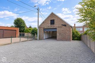 Op een uitstekende locatie te Sint-Katelijne-Waver bevindt zich deze garage/magazijnruimte van +- 95 m². De ruimte is gelegen nabij centrum Mechelen en verder geniet u van een uitstekende bereikbaarheid naar de R6 en de E19 richting Antwerpen of Brussel.<br /><br />Vooraan de garage beschikt u ook over voldoende parkeermogelijkheden. Dit is een uitstekende opportuniteit als u op zoek bent naar een garage op een toplocatie in regio Mechelen. Contacteer ons voor meer informatie op 0474/78 07 73 of via info@boonstravastgoed.be . <br /><br />Bijzonderheden : <br />- Garage<br />- Voldoende parking<br />- Oppervlakte = 95 m²