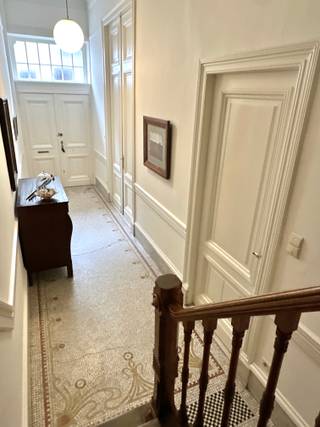 Mis deze kans niet! Zelden komt er in de prachtige wijk Zurenborg een woning te koop met een grote tuin! Deze riante woning met authentieke gevel...