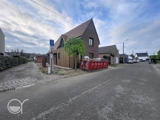 OPGELET: om dit pand te huren of bezichtigen vragen wij steeds eerst een virtueel bezoek te brengen aan het pand. Ga hiervoor naar www.rosseel.be en vul de referentie XS290 in in het veld ‘zoek’ bovenaan rechts. Kies dan ‘360°’. De website helpt je nu verder voor de volgende stappen.<br /><br />Ontdek deze mooi gerenoveerde open bebouwing op een rustige locatie, met uitstekende bereikbaarheid dankzij de nabijheid van de R4, N9 en E17. Deze woning met zonnige tuin en garage beantwoordt aan al uw woonwensen.<br /><br />Via de inkomhal bereikt u de lichtrijke leefruimte met open, volledig uitgeruste keuken. Aansluitend bevindt zich een berging met aansluiting voor wasmachine en toegang tot de kelder. Op het gelijkvloers vindt u ook een eerste slaapkamer met ingebouwde kasten en een badkamer uitgerust met douche.<br /><br />De bovenverdieping omvat een tweede badkamer met douche en twee ruime slaapkamers, allebei voorzien van ingebouwde kasten. Verder is er nog toegang tot een zolder.<br /><br />Buiten geniet u van een zuidwest-gerichte tuin met achteraan een afzonderlijke garagebox die nog zullen afgewerkt worden. De maandelijkse kosten bedragen 50 euro (forfait) en omvat: onderhoud verwarmingsketel; onderhoud ventilatie; onderhoud airco; 2 x per jaar onderhoud tuin en huurdersaansprakelijkheid brandverzekering (afstand van verhaal).<br /><br />Deze huurwoning is beschikbaar vanaf 01/02/2026.