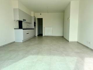 <u><strong>Serviceflat met ruim terras in een moderne, luxueuze residentie met prachtig aangelegde binnentuin en alle voorzieningen bij de hand! </strong></u><br /><br /><u><strong>Deze serviceflat is onmiddellijk beschikbaar!<br />Huurprijs: € 33,92* per dag + € 25,48** per dag basisdiensten = € 59,40 per dag = € 1.782,00  per maand<br />Voorschot gas: € 1,00 per dag*** (u hoeft zelf géén gascontract af te sluiten!<br /><br />Kelderberging en autostaanplaats beschikbaar!</strong></u><br /><br />Heeft u nood aan wat extra zorg en wil u graag naar een serviceflat verhuizen, dan is residentie Ursulinenhof een goede keuze. <br /><br />Deze serviceflat ligt in blok D, op de zesde en bovenste verdieping. De open leefruimte heeft een groot schuifraam met aansluitend het terras. Verder is er een berging, een slaapkamer met ensuite badkamer en beschik je in de kelder over een berging. Er is ook een mogelijkheid om een autostaanplaats te huren indien gewenst. <br /><br />Residentie Ursulinenhof is een luxueuze zorgresidentie: op een AAA-locatie, met een prachtige binnentuin, een brasserie waar zelfs niet-bewoners met veel plezier een hapje gaan eten, zorg van het hoogste niveau en bovendien een imposante architectuur, gebaseerd op het voormalige Ursulinenklooster dat eeuwenlang op de site bestond. U geniet er van de nodige zorgen en kan naar eigen behoefte opteren voor maaltijden (in de brasserie of in de rust van uw eigen penthouse), kinesitherapie, ergotherapie, kappersbehandelingen, pedicure, medische zorgen, ... <br />Het modern oproepsysteem is meer dan "druk op de knop voor hulp": bel rechtstreeks met één van de medewerkers voor al uw vragen, geef in het systeem aan wanneer u veilig thuis bent of erop uit trekt, kijk wie er aan de deur staat, ... Alle functies om het u makkelijk te maken, staan op één scherm. <br /><br />Spendeert u uw zilveren jaren in deze charmante serviceflat? Contacteer ons voor meer informatie of surf naar www.vdv-vanderveken.be/te-huur, kies voor dit appartement en vul de fiche in (in het gouden balkje op “Ik wil dit pand huren!” klikken).<br /><br /><em>*De prijs van de huurcomponent wordt jaarlijks geëvalueerd<br />**Basisdagprijs en huurcomponent onderhevig aan indexaties gebaseerd op overschrijding van de spilindex. Dit is volledig in beheer van Korian vzw. <br />*** De kosten voor het privatief gasverbruik worden jaarlijks afgerekend, waardoor u één keer per jaar te veel betaalde voorschotten kan recupereren of het verbruik dat niet kon worden gedekt met de voorschoten dient bij te betalen. </em>