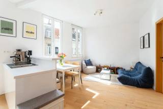 Wonen op een toplocatie in Antwerpen? Dit charmante appartement in de rustige Bollandusstraat biedt de perfecte balans tussen stadsleven en comfort. Gelegen op de tweede verdieping, op wandelafstand van het bruisende Zuid en de levendige Theaterbuurt, vormt dit de ideale uitvalsbasis voor stadsliefhebbers.<br /><br />De lichtrijke leefruimte straalt een aangename rust uit, dankzij de grote raampartijen en een slimme, open indeling.<br />De moderne keuken is volledig uitgerust en nodigt uit tot gezellig koken en tafelen.<br /><br />Achteraan het appartement bevindt zich een balkon waar je in alle privacy kan genieten.<br /><br />De ruime slaapkamer heeft directe toegang tot een smaakvolle badkamer.<br />Deze is ingericht met een ruime inloopdouche en een eigentijdse lavabo, afgewerkt met neutrale materialen die zorgen voor een rustige uitstraling.<br /><br />Tot slot is er nog een handige Kelderberging voorzien.<br /><br />Het gebouw en het appartement hebben een totaalrenovatie gehad in 2021.<br /><br />Dankzij de centrale ligging woon je hier te midden van alles wat Antwerpen te bieden heeft: cultuur, gastronomie, winkels en openbaar vervoer.<br /><br />Huurprijs: 995,00 EUR/maand<br />Kosten: 65,00 EUR/maand<br />Beschikbaar: 01/09/2026<br />Staat: niet bemeubeld<br /><br />Interesse?<br />Contacteer LISTED +32 3 283 51 51