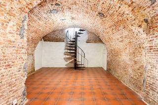 Dit commercieel gelijkvloers van ca 150 m² bevindt zich in de Keizerstraat, midden in het historische hart van Antwerpen. Een goede bereikbaarheid is gegarandeerd dankzij de nabijheid van de Leien en de verschillende tram- en bushaltes die zich op wandelafstand bevinden.<br /><br />Achter de statige, karaktervolle gevel schuilt een ruimte met een unieke uitstraling. Authentieke elementen zoals de houten plankenvloer en de balkenstructuur aan het plafond zorgen voor een warme sfeer. De ruimte strekt zich uit in een mooi recht volume, wat tal van indelingsmogelijkheden biedt en elke commerciële invulling tot haar recht laat komen.<br /><br />De grote raampartijen aan de voorzijde zorgen voor een aangename lichtinval. De combinatie van authentieke materialen en het open karakter creëert een polyvalente ruimte, geschikt voor bijvoorbeeld vrij beroep, kantoor of galerij. Daarnaast beschikt het pand over een sfeervolle kelderverdieping met authentieke bakstenen gewelven en tegelvloer. Deze ruimte biedt tal van mogelijkheden, bijvoorbeeld als extra stockruimte, vergaderruimte of extra praktijkruimte. <br /><br />Aanpassingen zijn mogelijk in functie van de beoogde invulling, in overleg met de eigenaar.<br /><br />Sanitair en kitchenette zijn aanwezig.<br /><br />Bruikbare vloeroppervlakte cfr. energieprestatiecertificaat.<br /><br />Provisie water, gas en onroerende voorheffing: 275 Euro per maand.<br />De nutsvoorzieningen (elektriciteit) zijn individueel te voorzien door de huurder.<br /><br />Onmiddellijk beschikbaar.