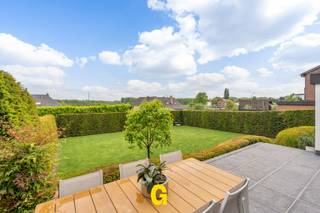 Langs de Stijn Streuvelslaan ter hoogte van nummer 45 bevindt zich deze zeer grondig gerenoveerde half vrijstaande woning op een perceel van 4a 48ca.<br /><br />Op slechts een enkele minuutjes rijden - met de fiets of met de wagen - komt men in het centrum van deze mooie gemeente. Hier vindt men bakkers, enkele supermarkten, de slager, apothekers, scholen, het cultureel centrum met een speeltuin en voetbalveldje,.. De oprit E313 ligt op een kleine twee kilometer, ideaal voor wie een vlotte verbinding zoekt met omliggende steden zoals Hasselt, Genk of Tongeren. Het centrum van Bilzen ligt op een viertal kilometer. <br /><br />De woning werd in de periode van 2016 tot en met 2017 gestript en vervolgens onderworpen aan een bijzonder grondige renovatie, met veel aandacht voor duurzaamheid, kwaliteit en wooncomfort. Onder meer volgende werken werden zorgvuldig en uiterst vakkundig uitgevoerd: vernieuwing van het dak, ramen, elektrische installatie, CV, sanitaire aan- en afvoeren, isolatie van spouw- EN buitenmuren afgewerkt met crepie, installatie van zonnepanelen,..<br /><br />Op heden wordt een EPC voorgelegd met een uitstekende score van slechts 96 kWh/m² pj – label A. - bijna nieuwbouw benaderend. <br /><br />Bij de afwerking werd gekozen voor de betere materialen. Denk hierbij aan de natuurstenen vloer in de hal en woonkamer, aansluitend op de massieve eiken parketvloer, het natuurstenen werkblad in de vernieuwde keuken, de voleiken badkamer met granieten blad en vloeren,.. <br /><br />Het resultaat mag zeker gezien worden - een zeer duurzame, knap afgewerkte woning - met een comfort dat aansluit bij dat van een nieuwbouwwoning - omgeven door een al even netjes verzorgde tuin. De koper zal hier snel een nieuwe thuis van kunnen maken zonder dat kosten aan de orde zullen zijn. <br /><br />INDELING/ OMSCHRIJVING:<br /><br />Gelijkvloers:<br />-Inkom met trap en WC<br />-Lichtrijke open leefruimte in L-vorm ingedeeld met knusse zithoek - eethoek uitgevend op de tuin<br />-open keuken van degelijke kwaliteit, afgewerkt met natuurstenen blad en uitgerust met alle nodige toestellen zoals oven, microgolfoven, frigo vaatwasser en kookplaat<br />-Ruime inpandige garage met vernieuwde sectionaal poort, met voorzieningen voor wasplaats, en achteraan een handige toegang tot de tuin <br /><br />1ste verdieping:<br />-Nachthal<br />-Drie slaapkamers<br />-Knap afgewerkte badkamer met voleiken meubel, granieten werkblad, inloopdouche en WC<br />Zolder – mogelijk bruikbaar voor stockage<br /><br />Kelder<br />-Verzorgde droge kelder met nieuw betonnen dek, waterontkalker<br /><br />Buitenomgeving:<br />-Netjes verzorgde voortuin met inrit, aangelegd met kleiklinkertjes. Hier ervaart men al onmiddellijk een eerste zeer verzorgde degelijke indruk, die men zonder twijfel verder binnen in de woning zal bevestigd zien. <br />-Knap aangelegd terras in blauwe steen, aansluitend op de leefruimtes<br />-Volledig omheinde achtertuin met toegang tot de garage<br /><br />Enkele technische kenmerken samengevat:<br />-EPC: 96 kWh/m² p.j. – label A<br />-HR ketel op aardgas - BUDERUS Logamax<br />-Spouwmuur- en gevelisolatie afgewerkt met crepi gevelpleister<br />-13 zonnepanelen - 5 kW thuisbatterij<br />-Elektrische installatie vernieuwd, conform met bijhorend attest<br />-Vernieuwde daken en ramen<br />-Asbestveilig<br /><br />Deze zeer nette half vrijstaande woning kan een mooi - eerder schaars - aanbod zijn voor gezinnen die op zoek zijn naar een aantrekkelijke ECHT instapklare woning, structureel zeer degelijk gerenoveerd, esthetisch zuiver afgewerkt, en vooral duurzaam gebouwd, klaar voor de toekomst.