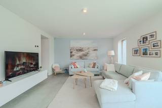 Prachtig appartement met 1 slaapkamer te koop te Westende. Het appartement beschikt over een prachtig terras (12m²). U bevindt zich in de residentie West Bay, Vakantiestraat 4E, een autoluw vakantie domein gelegen op 500m van het strand en vlakbij winkels en openbaar vervoer.<br />Mogelijkheid tot aankopen van een garagebox.<br /><br />Indeling:<br />- inkomhall met vestiairegedeelte <br />- lichtrijke leefruimte met toegang tot het terras<br />- open geïnstalleerde keuken voorzien van o.a. kookplaat met dampkap, frigo met vriesvakje, combi-oven en vaatwas<br />- slaapkamer 1 (11m²)<br />- badkamer met douche en lavabo meubel<br />- apart toilet<br />- zongericht terras (12m²)<br /><br />Troeven:<br />- gemeenschappelijke fietsenberging<br />- mogelijkheid tot aankopen van een garagebox<br />- recent gebouw<br />- gunstig EPC label<br />- conforme keuring elektrische installatie<br />- rustig gelegen, dichtbij zee en strand<br />- autoluw domein<br />- mogelijkheid tot gebruik natuurzwembad<br /><br />Bent u op zoek naar een appartement met één slaapkamer en terras te koop te Westende? Aarzel niet en leg vandaag nog uw bezoek vast!<br /><br />Bestuursmaatregelen in het maatregelenregister: nee