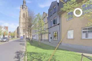 Achter deze gevel schuilt een verrassend ruime en volledig gerenoveerde woning waar comfort, charme en ligging perfect samenkomen.De lichtrijke...