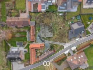 In het charmante Zwalm, vlakbij de iconische Molenberg, bevindt zich dit uitzonderlijk gelegen perceel dat een unieke ontwikkelingsmogelijkheid...