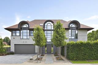 Deze exclusieve villa in Sint-Martens-Bodegem met 5 tot 6 slaapkamers en een bewoonbare oppervlakte van 880m² is een uitzonderlijke eigendom...