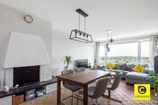 <p><span>Instapklaar hoek-appartement met 3 slaapkamers en terras!</span></p><p><span>Dit ruim en lichtrijk appartement ligt op de 12</span><span><sup>de </sup></span><span>verdieping van een gebouw met lift op een centrale locatie. Winkels, parken, scholen, horeca, sportfaciliteiten, openbaar vervoer en invalswegen zijn steeds vlakbij, evenals het bruisende Antwerpen stad. Vanuit bijna elke ruimte kan u genieten van spectaculaire vergezichten. Doorheen de jaren werden badkamer en toilet kwalitatief en smaakvol gerenoveerd. Met dank aan onder meer de HR ramen en de recente dakisolatie heeft het appartement een gunstig EPC, bovendien is het ook asbestveilig en is de elektriciteit conform. Kortom, een garantie op kwalitatief wonen alsook een mooie kans ter investering.</span></p><p><span>.</span></p><p><span>Inkomhal, leefruimte &amp; keuken:</span></p><p><span>De aparte inkomhal met veiligheidsdeur en parlofoon is voorzien van een kleine berging en een ingemaakte kast die zich leent als vestiaire alsook de aansluitingen voor wasmachine en droogkast op subtiele wijze herbergt. In de leefruimte wordt de karaktervolle blokjesparket extra in de verf gezet door de alomtegenwoordige lichtinval. Ook het panoramische uitzicht is ronduit schitterend. De keuken met authentieke vloer- en wandtegeltjes en granieten werkblad is uitgerust met een keramisch kookvuur, dampkap, oven, vaatwasser en kleine koelkast. Aan werk- en opbergruimte is hoegenaamd geen gebrek.</span></p><p><span> </span></p><p><span>Nachthal, slaapkamers, badkamer &amp; toilet:</span></p><p><span>Via de nachthal met ingemaakte kast kom je bij de 3 volwaardige slaapkamers die allemaal genieten van een adembenemend uitzicht en waar uw privacy dus geheel gewaarborgd is. Ook 's avonds is het zicht spectaculair en rustgevend. De moderne badkamer is niet alleen stijlvol, maar ook zéér onderhoudsvriendelijk. Ze voorziet in een rustieke inloop-/regendouche, een strak wasmeubel met waskom, watervalkraan en bijhorende spiegelkast, inbouwspots en mechanische ventilatie. Het toilet is apart en trekt de stijl van de badkamer verder door.</span></p><p><span> </span></p><p><span>Terras &amp; kelder:</span></p><p><span>Op het zuid-geörienteerd terras kan u in alle rust en stilte volop genieten van een streepje zon in combinatie met een fenomenaal uitzicht, al dan niet vergezeld van een goed glas wijn of sprankelend aperitief. De privatieve kelderberging is inbegrepen.</span></p><p><span> </span></p><p><span>Extra troeven:</span></p><p><span>- Toplocatie</span></p><p><span>- Lichtrijk en groen</span></p><p><span>- 94m² cfr EPC</span></p><p><span>- EPC B</span></p><p><span>- Elektriciteit conform</span></p><p><span>- Asbestveilig</span></p><p><span>- HR ramen</span></p><p><span>- Z-terras</span></p><p><span>- Kelder</span></p><p><span> </span></p>