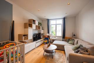 Meer info of een vrijblijvende waardebepaling van uw eigendom: jordi.broes@homixx.be of 016 199 340.<br /><br />Ontdek deze ruime gesloten bebouwing, strategisch gelegen op een boogscheut van het gezellige centrum van Bonheiden. <br />Deze gezinswoning combineert een functionele indeling met een uitstekend wooncomfort en een bewoonbare oppervlakte van maar liefst 174 m² op een mooi perceel van 235 m². Dankzij de conforme elektriciteit, gunstige EPC-score B, condenserende aardgasketel, dubbele HR beglazing, een goede algemene isolatie, de 10 zonnepanelen en de zonneboiler geniet u hier van een zeer energiezuinige thuis.<br /><br />Via de inkomhal betreden we de woning en ervaart u meteen een gevoel van licht en ruimte. <br />De royale leefruimte met bureauruimte loopt naadloos over in een goed geïnstalleerde keuken, wat de perfecte setting vormt voor gezellige gezinsmomenten. <br />Het gelijkvloers beschikt daarnaast over een 1ste badkamer (bad, douchekraan, dubbele lavabo &amp; wc) alsook een 1ste bureau/slaapkamer. <br />Achteraan hebben we toegang tot het aangename terras en de diepe zuidoosttuin.<br /><br />Op de 1ste verdieping biedt de woning nog eens 2 extra volwaardige slaapkamers en een 2de uitgeruste badkamer (bad, douchekraan, dubbele lavabo en 2de wc) en een praktische berging / wasplaats wat zorgt voor een optimaal comfort voor het hele gezin. <br />Op de 2de verdieping hebben we nog een laatste en 4de zolderkamer en het 3de wc.<br /><br />Een instapklare en ruime gezinswoning op een strategische locatie.