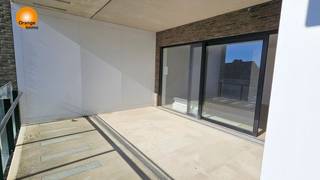 Dit nieuwbouwappartement op de 2<sup>de</sup> verdieping heeft 2 slaapkamers, een inkomhal, een badkamer, een grote leefruimte met veel lichtinval en een comfortabele open keuken. De leefruimte geeft toegang tot een terras van 15 m². Lift aanwezig<br /><br />De prijs gebaseerd op een luxe afgewerkt appartement. <br /><br />ACTIE = 5% korting op de staanplaats bij aankoop van 1 parking of 7,5% korting op de 2 staanplaatsen bij aankoop van 2 parkings.<br /><br />Wordt verkocht onder het btw-stelsel.<br /><br />Voor meer informatie kan u ons contacteren op het nummer 089/76.11.41.<br /><br />Bestuursmaatregelen in het maatregelenregister: nee.<br />Vergunning uitgereikt/Woongebied/Geen rechterlijke herstelmaatregel of bestuurlijke maatregel opgelegd/Geen voorkooprecht/Geen verkavelingsvergunning.