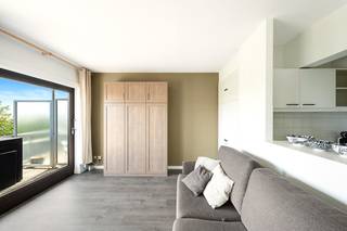 Deze instapklare studio is goed en rustig gelegen in Res. Laguna Beach op 800m van de Zeedijk.Indeling: Hall, lichtrijke leefruimte met open en...