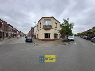 <p><span>Te renoveren hoekwoning met grote kelder, 2 slaapkamers en 2 garages, gelegen op wandelafstand van winkels, school en openbaar vervoer.</span></p><p><span> </span></p><p><span>Beschrijving</span></p><p><span> </span></p><p><span>-1: grote kelder</span></p><p><span>GLVL: inkomhal, living met veel lichtinval,  open keuken, toilet, berging/wasplaats, kleine garage en grote garage/magazijntje</span></p><p><span>+1: 2 slaapkamers, badkamer met ligbad, apart toilet (vroegere badkamer)</span></p><p><span> </span></p><p><span>Troeven:</span></p><p><span> </span></p><p><span>+ hoekwoning met veel lichtinval</span></p><p><span>+ centrale ligging</span></p><p><span>+ twee garages</span></p><p><span>+ grote kelder</span></p><p><span>+ asbestveilig</span></p><p><span> </span></p><p><span>Deze woning is onderworpen aan de renovatieverplichting van de Vlaamse overheid voor residentiële gebouwen.</span></p><p><span> </span></p><p><span>Kom niet 'TE LAET' en maak een afspraak via <span>info@immodelaet.be</span></span><span> of 03/644.00.88</span></p><p><span> </span></p><p><span> </span></p>