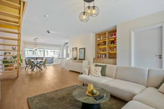 Op een uitstekende locatie in het dorp van Schriek bevindt zich dit ruim en lichtrijk duplex appartement met twee slaapkamers, terras en een autostaanplaats. U bevindt zich hier op wandelafstand van winkels, scholen en het openbaar vervoer.<br /><br />U betreedt het appartement via de inkomhal met gastentoilet. De ruime en lichtrijke woonkamer kan ingericht worden met gezellige zithoek en eetkamer en biedt tevens plaats aan een volledig geïnstalleerde open keuken met aanpalende berging. Het achteraan gelegen terras is toegankelijk via een schuifraam. Via de trap in de woonkamer komt u in de nachthal die toegang biedt tot twee ruime slaapkamers, een apart toilet en een badkamer met inloopdouche.<br />Het appartement beschikt tevens over kelderberging en over een autostaanplaats die bijkomend dient te worden aangekocht voor 15.000€<br /><br />Dit is een uitstekende opportuniteit wanneer u op zoek bent naar een ruim en lichtrijk duplex appartement met terras in Schriek. Contacteer ons voor meer informatie op 0475/47.59.76 of via info@boonstravastgoed.be.<br /><br />Bijzonderheden:<br />- Instapklaar<br />- Ingemaakte kasten<br />- Uitstekende locatie