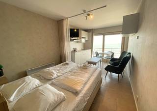 Deze gezellige studio met zeezicht is gelegen op de Zeedijk van Blankenberge, op wandelafstand van het centrum, winkels en het openbaar vervoer. Geniet van de perfecte combinatie van rust en bereikbaarheid!<br /><br />Indeling: inkom met vestiaire, aparte badkamer met toilet, douche en wastafel, woonkamer met dubbel bed, vernieuwde en geïnstalleerde keuken en zithoek. Tevens terras aanwezig met prachtig zicht op strand en zee.<br /><br />De studio wordt verkocht onder opstalrechtformule, wat zorgt voor een lagere aankoopprijs, aangezien de grond niet wordt aangekocht. Je betaalt jaarlijks een fiscaal aftrekbaar canon aan de grondeigenaar. De studio is uitsluitend geschikt als vakantieverblijf/investering en kan niet gebruikt worden voor domicilie.<br /><br />Voor meer informatie of een bezoek ter plaatse aarzel niet en bel Gaëlle op het nummer 0479 17 17 17