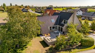 Deze ruime eigendom in het landelijke Wingene biedt een uitzonderlijke combinatie van comfort, ruimte en flexibiliteit. Naast de royale leefruimtes beschikt de woning over een afzonderlijke kantoorruimte met wachtzaal, bureel en toilet, waardoor wonen en werken perfect te combineren zijn.<br />Dankzij de ruime indeling en uitbreidingsmogelijkheden is de woning eveneens bijzonder geschikt voor kangoeroewonen, een groot gezin of wie extra leef- of werkruimte wenst. Er zijn momenteel 3 ingerichte slaapkamers, met mogelijkheden om uit te breiden naar 6 slaapkamers.<br /><br />PLUSPUNTEN:<br />* 983 m² PERCEEL | 268 m² BRUIKBAAR VLOEROPPERVLAK <br />* KWALITATIEF | HOOGWAARDIGE MATERIALEN<br />* ENERGIEVRIENDELIJK B-LABEL | ASBESTVEILIG <br />* ZONNEPANELEN (12 STUKS X 325Wp/paneel) <br />* MOGELIJKHEID TOT 6/7 SLAAPKAMERS<br />* KANTOORRUIMTE | WACHTZAAL | APART TOILET <br /><br />INTERIEUR: U komt binnen via de imposante inkomhal, vanuit deze ruimte is er toegang tot zowel de kantoorruimte (wachtzaal 5,10 m², gastentoilet en bureel 16 m²) alsook tot de lichtrijke leefruimte (47 m²) met zit- en eethoek en gezellige open haard. Verder is er de prachtig ingerichte keuken (12 m² | nieuw 2021 | Volledig ingericht waaronder 2 combiovens). Handig is natuurlijk de kelder 9,50 m² (droog) alsook de wasberging (volledige ingemaakte kastenwand 2021). Tot slot op het gelijkvloers is er de eerste badkamer (ligbad | dubbele lavabo met meubel) inpandige garage afgesloten met geautomatiseerde geïsoleerde poort alsook een zijdeur. Via de garage is er een aparte trap tot 2 ruimtes (2 slaapkamers). Via de prachtig afgewerkte trap in de inkom komt U aan de nachthall met toegang tot alle ruimtes op dit verdiep. Het verdiep omvat 3 ruime slaapkamers (waarvan twee slaapkamers voorzien zijn van een ingemaakte kastenwand 2023). Ook de volledig gerenoveerde badkamer (toilet | lavabo met meubels | douche) zal je kunnen bekoren. Tot slot is er nog een geïsoleerde zolder. <br /><br />EXTERIEUR: De eigendom beschikt over een prachtig aangelegde en volgroeide tuin met agrarische zichten. Met het ruime terras van 62 m² kan je op elk moment van de dag genieten! Je beschikt tevens over een carport alsook een praktische tuinberging. Op eigen terrein is er voldoende parkeergelegenheid (8 wagens mogelijk).