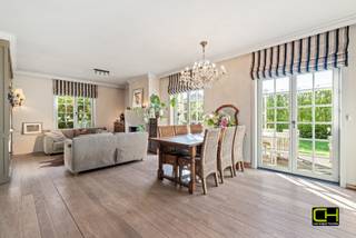 Deze open bebouwing is gelegen in een rustige en residentiële wijk in Lovendegem, met een vlotte verbinding naar Gent en omringende gemeenten. Winkels, scholen en openbaar vervoer liggen bovendien in de directe omgeving. De woning combineert een aangename ligging met ruimte, comfort en energiezuinig wonen, en situeert zich op een perceel van 569 m² met een bewoonbare oppervlakte van 251 m². <br /><br />Via de inkomhal met gastentoilet betreedt u de woning. Op het gelijkvloers geniet u van een lichtrijke woonkamer en een volledig geïnstalleerde keuken. Verder is er een praktische berging, een wasplaats en een bureauruimte aanwezig. <br /><br />Op de eerste verdieping bevinden zich drie volwaardige slaapkamers, elk uitgerust met ingemaakte kasten wat zorgt voor een optimaal ruimtegebruik. Daarnaast zijn er twee badkamers en een extra bergruimte aansluitend aan één van de slaapkamers. <br /><br />Verder beschikt de woning over een zolder, een aangenaam terras en een zonnige volledig afgesloten tuin, perfect om in alle rust van het buitenleven te genieten. <br /><br />Met een EPC-score B, conforme elektriciteitskeuring en de aanwezigheid van zonnepanelen, is deze woning bovendien energiezuinig en instapklaar, zonder renovatieverplichting. <br /><br />Bezoekmomenten donderdag 23 april'26 en zaterdag 25 april'26 <strong>VOLZET. </strong>U kan het pand nog bezichtigen op <strong>vrijdag 24 april'26 van 15u00 tot 17u00</strong>, mits het maken van een afspraak via 09 395 05 40 of verkoop@concept-home.be