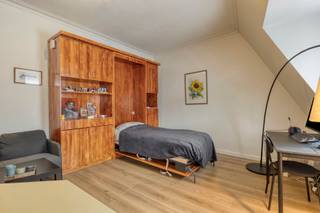 Studio-appartement op toplocatie in het centrum van Antwerpen. Een ideale starters woonplek of investering.<br /><br />Indeling:<br />Goed onderhouden studio op de 3e verdieping van een kleinschalig gebouw. Je komt meteen in de studioruimte, opvallend lichtrijk dankzij zijn grote raampartijen. De ruimte is reeds voorzien van een kastbed zodat de ruimte optimaal benut kan worden. Aan de voorzijde, de geïnstalleerde halfopen keuken voorzien van een koelkast met vriesvak, gaskookplaat (4-pits), dampkap, microgolfoven en een spoelbak. Achteraan vindt men de de badkamer voorzien van een toilet, een douche in bad en een wastafel. Verder is er nog een ingebouwde vestiairekast en een aparte wasberging met de nodige aansluitingen voorzien.<br /><br />Bijzonderheden:<br />Verhuurd met een korte duur contract (€ 975/maand all in).<br />Huidig rendement 5% (netto!) en dit kan nog geoptimaliseerd worden.<br />Perfect startersappartement of investering.<br />EPC-label B.<br />Roerende goederen zijn inbegrepen in de verkoop.<br /><br />Ligging:.<br />Rustig gelegen in een winkelstraat en op slechts 250m van de Hoogstraat, de Nationalestraat, met de ModeNatie en het Modemuseum alsook de Grote Markt en Groenplaats met zijn gezellige cafés en restaurants.