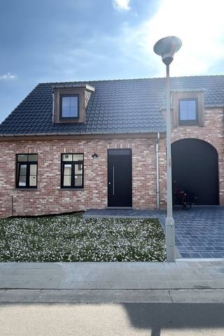 Rustig gelegen nieuwbouwwoning in het centrum van Koolskamp. INDELING:- Gelijkvloers: Inkomhal met apart toilet, lichtrijke woonkamer met zit- en...