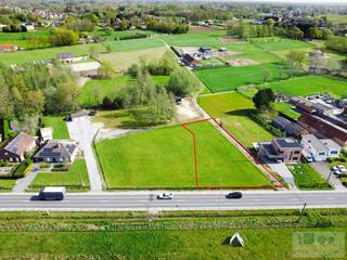 Gunstig gelegen perceel bouwgrond van 971 m² voor vrijstaande woning te Heist-op-den-Berg.<br /><br /><span>De grond bevindt zich nabij centra met winkels, scholen, plaatselijke horeca en het openbaar vervoer binnen handbereik. Ook geniet u van een vlotte bereikbaarheid met omliggende gemeenten en vlakbij belangrijke invalswegen (N10 – Aarschot -Lier).</span><br /><br />Door de gunstige afmetingen is hier voldoende oppervlakte aanwezig zowel qua bouwvolume als tuin, dit met inbegrip van het achterliggende stukje agrarisch gebied.<br /><br />Mogelijkheid tot het plaatsen van een bijgebouw met een maximale grootte van 40 m². Plaatsing van een carport is tevens toegestaan.<br /><br />Zowel landelijke als moderne bouwconstructie mogelijk! Aanvullend ook complementaire functies, zoals kantoorfunctie, vrij beroep en dienstverlening toegestaan mits respecteren van de voorwaarden. Een absolute buitenkans met unieke zichtbaarheid.<br /><br />Dankzij de ruime bouwvoorschriften dewelke tal van mogelijkheden bieden kan u hier zorgeloos uw droomwoning bouwen.<br /><br />Bouwgrond is vrij van bouwverplichting!<br /><br />Aarzel niet om ons te contacteren voor verdere vrijblijvende informatie, plannen of bouwvoorschriften.<br />Interesse in een GRATIS SCHATTING van uw eigendom? Bel 015/36.35.34<br />