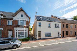 <p><span>Deze ruime woning bevindt zich in het centrum van Mere, op een zuidoostgericht perceel van 3a02ca. De ligging is ideaal: op wandelafstand van winkels, openbaar vervoer en scholen, en op slechts drie minuten rijden van de oprit E40.</span></p><p><span>In 2013 en 2019 werd de woning grotendeels gerenoveerd en in 2025 nog eens opgefrist. Ze bestaat uit twee afzonderlijke woongedeelten, waardoor ze ook perfect kan dienen als kangoeroewoning. Het eerste deel omvat een inkomhal, een grote leefruimte, een aparte keuken met plaats voor een ontbijttafel, vier slaapkamers, een douchekamer met toilet en een badkamer met ligbad, badkamermeubel en toilet. Op de eerste verdieping is er nog een vijfde slaapkamer en op de zolderverdieping bevindt zich een derde badkamer met ligbad en toilet. Verder beschikt dit gedeelte over een droge kelder met waterverzachter en aansluiting voor wasmachine. De zuidoostgerichte tuin met tuinberging vormt een aangename buitenruimte. Een zijdeur biedt vanuit de tuin toegang tot een naastgelegen voetweg, handig voor fietsen en vuilbakken.</span></p><p><span>Het tweede woongedeelte bevindt zich momenteel in ruwbouwfase en heeft een eigen toegangsdeur en hal op het gelijkvloers. Op de eerste verdieping is ruimte voorzien voor een leefruimte, keuken en badkamer, terwijl de zolderkamer plaats biedt voor een extra slaapkamer.</span></p><p><span>Deze woning combineert een centrale ligging met veel ruimte en mogelijkheden, en biedt het voordeel dat het tweede gedeelte volledig naar eigen smaak kan worden afgewerkt.</span></p><p><span> </span></p><p><span>Voor meer informatie of een bezoek, contacteert u Timothy van Immo Zone op het nummer 0474/ 41. 28. 40.<br /> </span></p>