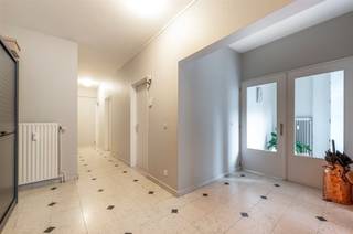 <p><span>Ruime praktijkruimte met parking te huur! </span></p><p><span> </span></p><p><span>U betreedt het kantoor via de aparte inkomhal aan de zijkant van het gebouw. Direct links vindt u de wachtzaal. Naast de wachtzaal ligt de eerste praktijk-/kantoorruimte. Halverwege de gang vindt u nog 2 even grote praktijk-/kantoorruimtes met daar tegenover het toilet en een ruime berging. Achteraan ligt de grootste praktijk-/kantoorruimte. </span></p><p><span> </span></p><p><span>Huurprijs: €1.475/maand + €120/maand (autostaanplaats) + €300/maand gemeenschappelijke kosten (inclusief verwarming en water). </span></p><p><span>Beschikbaar: onmiddellijk.</span></p>