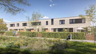 <p>In een rustige, doodlopende straat in het hart van Knesselare bevindt zich De Clessenaer: een kleinschalig nieuwbouwproject van slechts zes moderne woningen. Dit project is ideaal voor wie comfortabel en toekomstgericht wil wonen in een groene, kindvriendelijke omgeving, met alle dagelijkse voorzieningen binnen handbereik.</p><p>De woningen beschikken over drie tot vier volwaardige slaapkamers en een doordachte indeling met open leefruimtes die baden in natuurlijk licht. Elke woning heeft een private tuin en een eigen oprit, wat zorgt voor extra comfort en privacy. De hedendaagse architectuur combineert een tijdloze uitstraling met functioneel wooncomfort.</p><p>Ook op vlak van energiezuinigheid scoort De Clessenaer sterk. De woningen worden uitgerust met moderne technieken zoals zonnepanelen en efficiënte verwarmingsoplossingen, wat resulteert in een laag energieverbruik en een aangenaam binnenklimaat het hele jaar door. Aankoop aan 6% btw is mogelijk onder de geldende voorwaarden.</p><p>Dankzij de centrale ligging zijn Gent en Brugge vlot bereikbaar, terwijl je toch geniet van de rust en charme van het dorpsleven. De Clessenaer is de perfecte keuze voor gezinnen en koppels die op zoek zijn naar kwalitatief nieuwbouwcomfort in een aangename woonomgeving.</p>