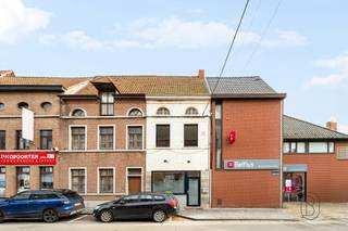 Gemengd gebouw ideaal gelegen in het centrum van Frasnes, met een groot potentieel.

Het bestaat uit een handelsruimte op het gelijkvloers met een mooie visibiliteit voor elk commercieel project. 
Op de verdieping bevindt zich een appartement, waardoor wonen en professionele activiteit op dezelfde locatie gecombineerd kunnen worden.

Het pand biedt interessante volumes en tal van indelingsmogelijkheden, zodat het volledig kan worden aangepast aan uw behoeften en project.

Centrale ligging, dichtbij alle voorzieningen en met een vlotte verbinding naar de autosnelweg.

Aantrekkelijke prijs – een ideale opportuniteit voor investeerders of zelfstandigen die hun project naar eigen wens willen realiseren.
Snel te ontdekken via: aurelie@immobeguin.be


