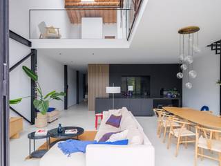 <strong>Luxueus en tijdloos – Exceptionele loft met 2 slaapkamers, aparte bureauruimte en ruim terras in een beschermd gebouw met een rijke industriële voorgeschiedenis.</strong><br /><br /><em>Voor meer informatie, mail naar </em><em>info@carloeggermont.be</em><br /><br />Bijzonder wonen in een luxueuze loft in de dynamische en creatieve omgeving van de Nieuwe Voorhaven.<br /><br />In <strong>‘Loods 23’</strong>, een voormalige op- en overslagloods voor katoen met een rijk maritiem verleden, vinden we deze uitzonderlijke loft met twee slaapkamers, een aparte bureauruimte en een zeer ruim terras. Het beschermde gebouw werd met respect voor zijn industriële karakter getransformeerd tot een bijzonder loftcomplex.<br /><br />Een loft in de werkelijke betekenis van het woord: <strong>open ruimtes, indrukwekkende volumes en authentieke industriële elementen</strong>, gecombineerd met een uitzonderlijk hoogwaardige afwerking.<br /><br />Bij het betreden van de loft vinden we een vestiaire, gastentoilet en een lange hal die leidt naar de imposante leefruimte.<br />De dubbele hoogte en vide creëren hier een bijzondere ruimtelijkheid. De open keuken met eiland werd afgewerkt in hoogwaardige natuursteen en vormt samen met de eetplaats en leefruimte één harmonieus geheel.<br /><br />Een <strong>indrukwekkende raampartij over de volledige breedte en hoogte van de ruimte</strong> zorgt voor een overvloed aan natuurlijk licht en versterkt het open karakter. De middelste ramen kunnen centraal langs beide zijden worden geopend, waardoor binnen en buiten naadloos in elkaar overvloeien. Aansluitend bevindt zich het ruime terras met een open karakter en de mogelijkheid tot verdere privatisering.<br /><br />Langsheen de hal bevindt zich bovendien een bijzonder ruime en praktische berging, met plaats voor wasvoorzieningen, technieken en extra opslag.<br />De open stalen trap brengt ons naar de verdieping, die volledig in de spirit van het <strong>‘loft living’</strong> werd ingevuld.<br /><br />Op de mezzanine bevindt zich aan de voorzijde een afzonderlijke bureauruimte. Vervolgens vinden we een open slaapkamer, die indien gewenst perfect kan worden afgesloten – hiervoor werden reeds plannen uitgetekend – en een bijzondere badkamer, ontworpen volgens het principe van een <strong>‘box in a box’</strong>.<br />De badkamer is uitgerust met een dubbele wastafel, vrijstaand ligbad, toilet en ruime inloopdouche. De glazen wanden zorgen enerzijds voor de nodige afscheiding en behouden anderzijds het licht en de ruimtelijkheid van het geheel.<br /><br />Aansluitend bevindt zich een tweede, ruime en volledig afgesloten slaapkamer.<br /><br />Naast de <strong>exceptionele ruimtelijke indeling en hoogwaardige afwerkingsgraad</strong> onderscheidt deze loft zich door zijn polyvalente karakter en toekomstgerichte energieprestatie met <strong>EPC-label A voorzien van privatieve zonnepanelen</strong>.<br /><br />Verder beschikt de loft over een private kelderberging en bestaat de mogelijkheid tot aankoop van een ondergrondse autostaanplaats aan <strong><span>€ 45.000</span></strong>.<br /><br /><strong>Kortom, een loft in de werkelijke betekenis van het woord: open ruimtes, indrukwekkende volumes en een industrieel verleden met originele elementen, gecombineerd met hedendaags comfort en een bijzonder hoogwaardige afwerking. Een uitzonderlijke woonbeleving op een dynamische locatie op fietsafstand van het stadscentrum.</strong>