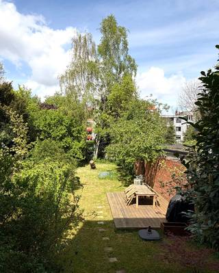 Apt Pagodenwijk, Grote tuin, Garage met staanplaats.<br /><br />Volledig gerenoveerd (2022) lichtrijk appartement met 1 slaapkamer en 1 bureau (mogelijkheid tot 2de slaapkamer)<br /><br />Volledig uitgeruste keuken, nog onder garantie. Badkamer met inloopdouche.<br />Het appartement beschikt over een groot zonnig terras. Er is veel opbergruimte dankzij de 3 kelders en proviantkast/vestiaire.<br />CV-leidingen, toiletleidingen en dak vernieuwd, elektriciteit vernieuwd en conform.<br /><br />Ook aanwezig: slimme thermostaat, gepantserde branddeur, intercom, brandmelder en aansluiting voor fiberinternet.<br /><br />EPC-score: E (251 kWh/m2).<br /><br />Gebouw met lage gemeenschappelijke kosten en individuele water-, gas- en elektriciteitsmeters<br />Gelegen nabij het Park van Laken, winkels, bakker, scholen en openbaar vervoer (tram en bus op wandelafstand: De Wand, Araucaria)<br /><br />Garage met staanplaats verplicht bij aan te kopen voor €25.000.<br /><br />Bezoek op afspraak, mailen naar pagodenlaan367@gmail.com / bericht of bellen naar 0456/93.30.92.<br /><br />Immo, gelieve u te onthouden AUB.