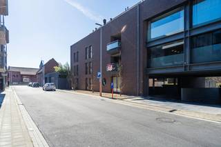 INDELING: 1°V.: - inkomhal met gastentoilet - lichtrijke leefruimte met volledig uitgeruste open keuken - aangenaam overdekt en inpandig terras...