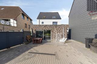 <p>Prix apd. Cette maison prête à emménager, dotée de pas moins de 5 chambres, a été entièrement rénovée (achèvement des travaux en 2025). L'isolation complète de la façade, la batterie domestique, les panneaux solaires et la climatisation ont permis à cette maison individuelle d'obtenir un certificat de performance énergétique (CPE) de classe B. <br /><br />Situation centrale à Affligem, à proximité des voies d'accès et de l'autoroute. Agencement comme suit : portail d'entrée menant à la porte d'entrée, très grand hall d'entrée avec, à droite, le spacieux salon donnant sur la rue. Au rez-de-chaussée, on trouve également une buanderie, des toilettes, un espace de vie ouvert et une cuisine avec vue sur le jardin. <br />Premier étage : salle de bains avec baignoire jacuzzi, douche à l'italienne, toilettes et meuble double vasque. Grand dressing pouvant également servir de chambre, 2 chambres supplémentaires. Deuxième étage : 2 chambres, une salle de bains supplémentaire avec baignoire-douche et un espace polyvalent central. <br />Les atouts majeurs de ce bien sont son emplacement central, sa disposition spacieuse et prête à emménager, la possibilité de le personnaliser, la climatisation ainsi que le chauffage au sol partiel et les radiateurs, la cuisine ultra-équipée, et bien sûr l'excellent rapport qualité/prix de cette maison.<br />Pour les plus rapides, c'est une perle rare dans notre gamme.<br />Veuillez répondre à l'annonce. Nous vous contacterons.</p>