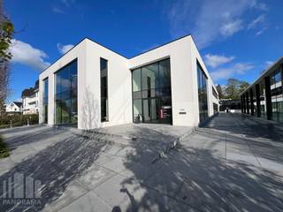 These turnkey offices are phenomenally located on the ground floor and cover a total area of 388 m². The location along the bustling Kortrijksesteenweg road ensures excellent visibility, and the property is only 500 metres from the E40 exit Sint-Denijs-Westrem, which provides easy access to the motorway network. Ideal for companies that value accessibility and visibility.<br /><br />The offices are very bright and cleverly laid out, with a mix of open-plan workspaces and separate offices. Meeting rooms are also provided, adding to the flexibility of the space. For those who like to relax, a spacious, well-equipped kitchen is available, perfect for a break or lunch with colleagues. Moreover, the building has a pleasant sunny terrace where you can enjoy the outdoors.<br />Another great advantage is the ample parking facilities near the building, which significantly increases the comfort for both employees and visitors. Thanks to its strategic location and excellent facilities, these offices are ideal for companies that want to get started right away.<br /><br />The property is available immediately, so do not hesitate to contact PANORAMA B2B GENT KANTOREN for more information, plans or a no-obligation site visit. Call 09 225 09 02 for full details!