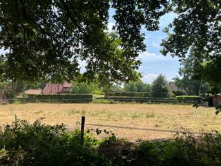 <p><span>Prachtig perceel bouwgrond in Kalmthout!</span></p><p><span>Residentieel gelegen perceel bouwgrond van 1.170 m² met een straatbreedte van 17,85 m. <br />Het perceel is zuid-oost georiënteerd en is geschikt voor de realisatie van een open bebouwing.</span></p><p><span>De ligging combineert groen en rust met een uitstekende bereikbaarheid, vlak bij de Kalmthoutse Heide en het centrum van Kalmthout met diverse voorzieningen zoals winkels, horeca en scholen.</span></p><p><span>De bouwvoorschriften zijn op aanvraag verkrijgbaar bij ons kantoor.</span></p><p><span> </span></p>