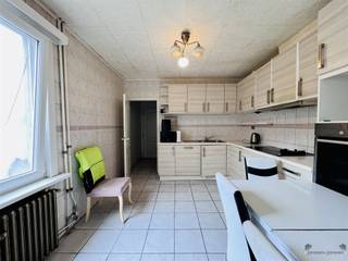 <p><span>Ruime woning met grote tuin in hartje Zele</span></p><p><span>Bent u op zoek naar een woning die u volledig naar eigen smaak kan renoveren, en dat op een topligging in het centrum van Zele? Dan is dit pand zeker het ontdekken waard.</span></p><p><span>Deze woning beschikt over een </span><span>ruime en lichtrijke leefruimte</span><span> waar grote raampartijen zorgen voor een aangename lichtinval. Aansluitend vindt u een </span><span>grote tuin</span><span>, ideaal voor wie houdt van buitenruimte, tuinieren of ontspannen in alle rust.</span></p><p><span>Op de verdieping zijn er </span><span>twee ruime slaapkamers</span><span> en </span><span>één kleinere kamer</span><span>, perfect als kinderkamer, bureau of dressing. De woning is uitgerust met </span><span>centrale verwarming op gas met een condensatieketel</span><span> en </span><span>recente dubbele beglazing</span><span>, wat alvast een degelijke basis vormt voor verdere renovatie.</span></p><p><span>Dankzij de </span><span>centrale ligging</span><span> bevinden winkels, scholen, openbaar vervoer en andere voorzieningen zich op wandelafstand.</span></p><p><span>Troeven op een rij:</span></p><ul><li><span>Centrum Zele</span></li><li><span>Ruime tuin</span></li><li><span>Lichtrijke leefruimte</span></li><li><span>2 ruime slaapkamers + 1 kleinere</span></li><li><span>Centrale verwarming op gas (condensatieketel)</span></li><li><span>Recente dubbele beglazing</span></li><li><span>Veel potentieel na renovatie</span></li></ul><p><span>Een ideale opportuniteit voor starters, investeerders of handige doe-het-zelvers die een woning met karakter en mogelijkheden zoeken.</span></p><p><span>Interesse? Neem gerust contact op voor meer informatie of een bezoek. 0480/636435</span></p>