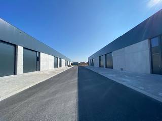 Nieuwbouw KMO-unit met een oppervlakte van 125 m² en 2 privatieve parkeerplaatsen te huur, uitstekend gelegen op amper 1,5 km van...